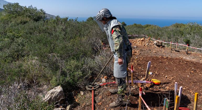 (أرشيف) إحدى جنديات حفظ السلام من قوة الأمم المتحدة المؤقتة في لبنان (اليونيفيل) تنفذ أعمالا لإزالة الألغام في جنوب البلاد.
